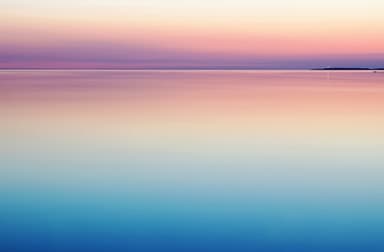 Stiller Horizont über ruhigem Wasser